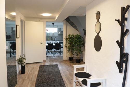 a room with a hallway with chairs and a table at Kärraton Stugor Centrala Åhus in Åhus