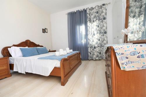 Un dormitorio con una cama con almohadas azules y blancas. en Endless Blue Sea Frontal house, en Palaiokastro
