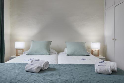 Postel nebo postele na pokoji v ubytování Zinema - Basque Stay