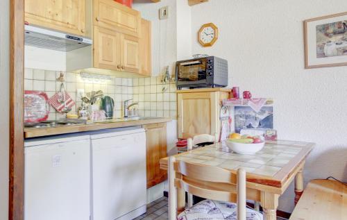 une cuisine avec une table avec un bol de fruits dessus dans l'établissement Ardoisiere - Snow and Trek, à Morzine