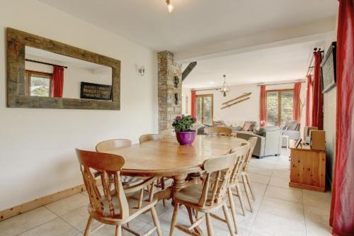 une salle à manger avec une table et des chaises en bois dans l'établissement Pont Aux Filles - Snow and Trek, à Morzine