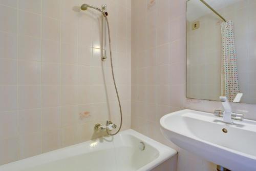 une salle de bain avec une baignoire, un lavabo et un miroir dans l'établissement Mitoulets 3 40 - Snow and Trek -Morzine, à Morzine