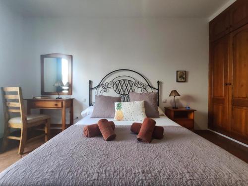 - une chambre avec un grand lit, une chaise et un bureau dans l'établissement La Chalana, à Arrecife