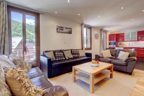 un salon avec un canapé et une table basse dans l'établissement Beziere - Snow and Trek, à Morzine