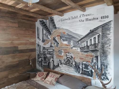 Chalet MariBru في Pradleves: لوحة جدارية على جدار في غرفة مع سرير