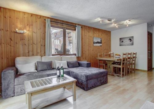 un salon avec un canapé et une table dans l'établissement Bretalet - Snow and Trek, à Morzine