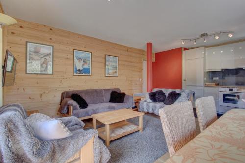 un salon avec deux canapés et une table dans l'établissement Les Nants - Snow and Trek, à Morzine