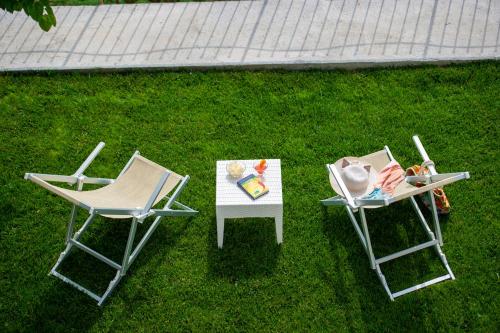 two chairs and a table in the grass with a table and a tableablishangering at B&B Casanova in Agerola