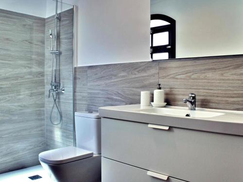 プラヤ・オンダにあるPlaya Honda Homeのバスルーム(洗面台、トイレ、シャワー付)