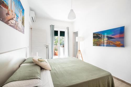 A bed or beds in a room at Dreamers' House Sorrento