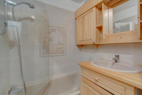 une salle de bain avec un lavabo et une douche dans l'établissement Castors - 2 bedroom apartment - Snow and Trek, à Morzine