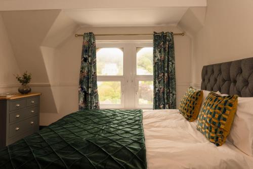Langleigh Villa في إلفراكومب: غرفة نوم بسرير ونافذة