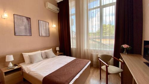 1 dormitorio con cama y ventana grande en Hotel Aviator, en Ufa