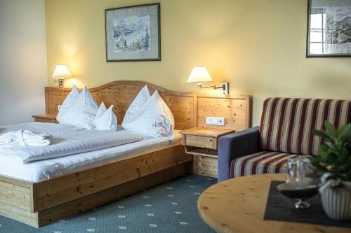 מיטה או מיטות בחדר ב-DAS Hintersee