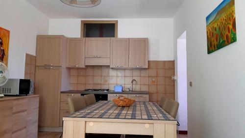 een keuken met een tafel en een mand erop bij Mare&Monti in Telti