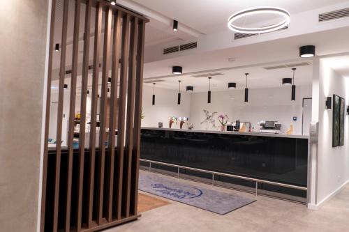 a bar in a restaurant with a counter at Signature Hotel Skarv in Elmshorn