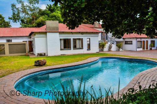 - une piscine en face d'une maison dans l'établissement @431 Rupert Street, à Pretoria