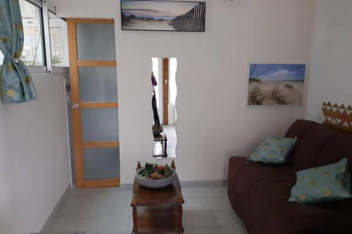 un salon avec un canapé et une table dans l'établissement studio idéalement situé sur le Bassin d'Arcachon, à La Teste-de-Buch