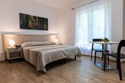 sypialnia z łóżkiem, stołem i biurkiem w obiekcie Casa del Pastore Rosello w mieście Rosello