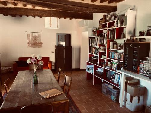 een woonkamer met een tafel en een boekenplank bij TRUFFLE'N'BED in San Giovanni dʼAsso