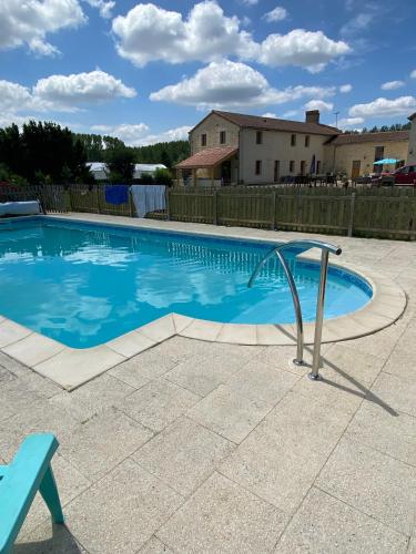 - une piscine avec un rail métallique dans la cour dans l'établissement Loire Escapes - Maison D'Hibou, à Berrie