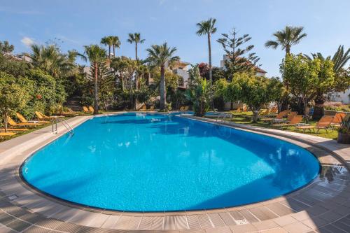 uma piscina com água azul num resort em Chrissida Hotel em Nea Kydonia