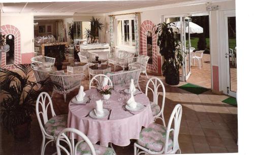 - une salle à manger avec une table et des chaises dans l'établissement Domaine de la Reposée, à Fermaincourt