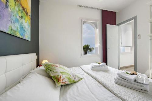 a bedroom with a bed with two towels on it at Residence La Mignon Terrazza in Torri del Benaco
