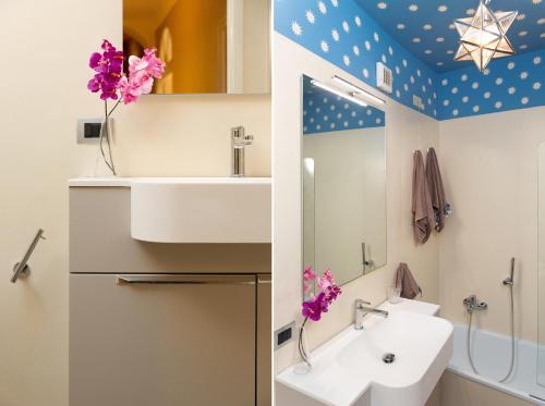 łazienka z umywalką i lustrem w obiekcie Casa delle Stelle Luxury w Lukce