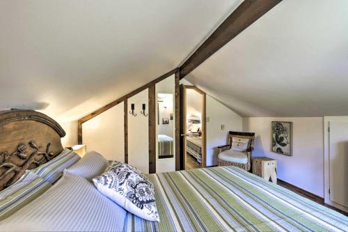 une chambre avec un grand lit et une chaise dans l'établissement Cabin in Beautiful Setting Between Ouray and Ridgway, à Ridgway