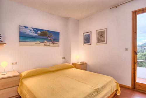 ein Schlafzimmer mit Bett und Blick auf das Meer in der Unterkunft Sa Tuna "Casas CE MA" in Begur
