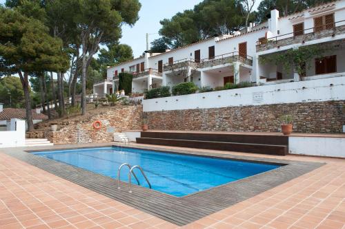 ein Schwimmbad vor einem Gebäude in der Unterkunft Sa Tuna "Casas CE MA" in Begur
