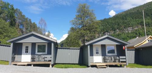 a couple of tiny homes in a parking lot at Tvinde Camping in Skulestadmo
