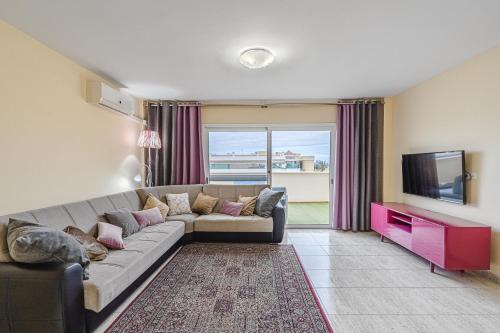 RED Large family apartment, three floors, 10 guests