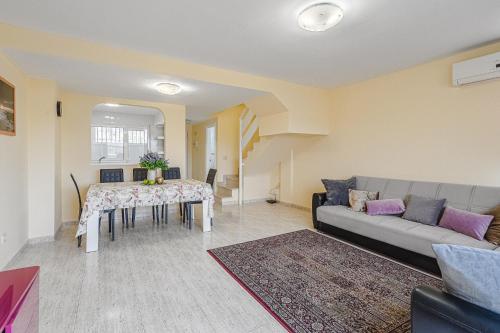 RED Large family apartment, three floors, 10 guests