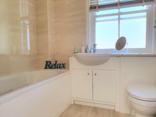 Vannituba majutusasutuses Seaside Mews - charming 2-bed cottage close to the sea