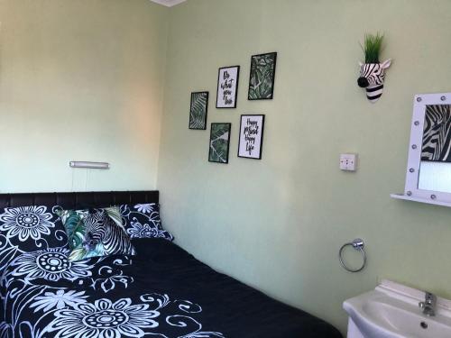 um quarto com uma cama e quadros na parede em The Franklyn Hotel B&B em Blackpool