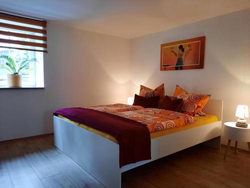 um quarto com uma cama e uma janela em Ferienwohnung Villa Frosch em Meiningen