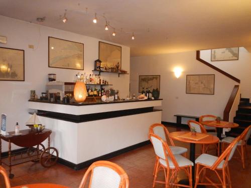 restauracja z barem, stołami i krzesłami w obiekcie Hotel Miriam w mieście Sestri Levante