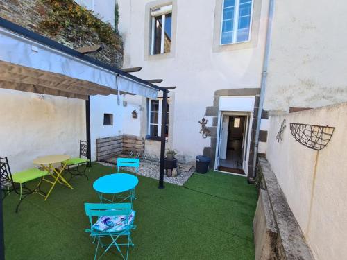 a patio with a table and chairs and a table at Appartement Duplex The Lighthouse in Châteaulin