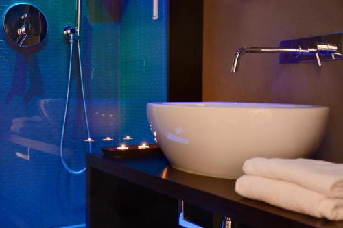 a bathroom with a bowl sink and a shower at Hotel Cimarosa in Naples