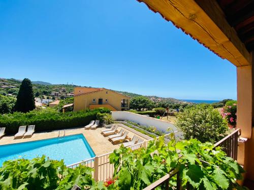 une villa avec une piscine et quelques plantes dans l'établissement Résidence Marie Diane - Grand Duplex H, à Propriano