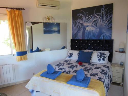 モライラにあるVilla Mimosaのベッドルーム1室(青いタオル付きのベッド1台付)