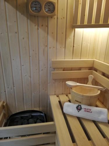 a small cabin with wooden walls and a stove in it at Zakątek Homole in Jaworki