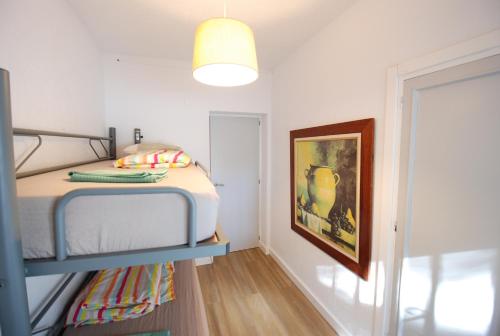 チクラナ・デ・ラ・フロンテーラにあるOasis en la playaのベッドルーム1室(二段ベッド1組、絵画付)