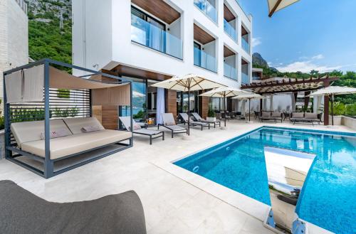 - une vue sur l'extérieur d'une villa avec une piscine dans l'établissement Boutique Hotel R Palazzo, à Kotor