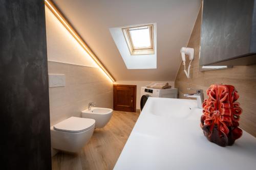 a bathroom with a white toilet and a sink at Casa Viola Lodge in Valdidentro