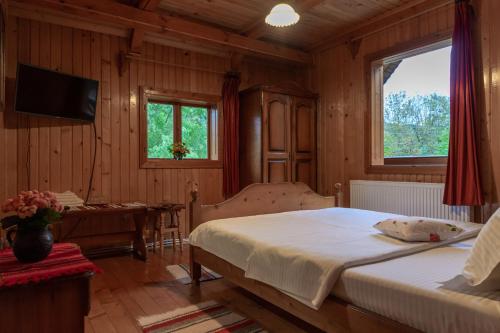A bed or beds in a room at Pensiunea Poiana de Vis