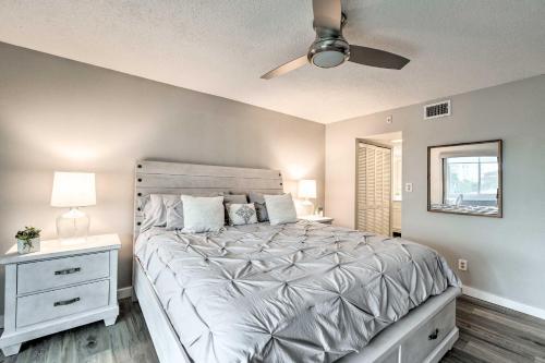 En eller flere senge i et værelse på Resort-Style Siesta Key Condo Walk to Beach!