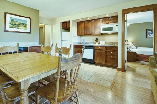 a kitchen and dining room with a table and chairs at Seventh Mountain Resort in Bend